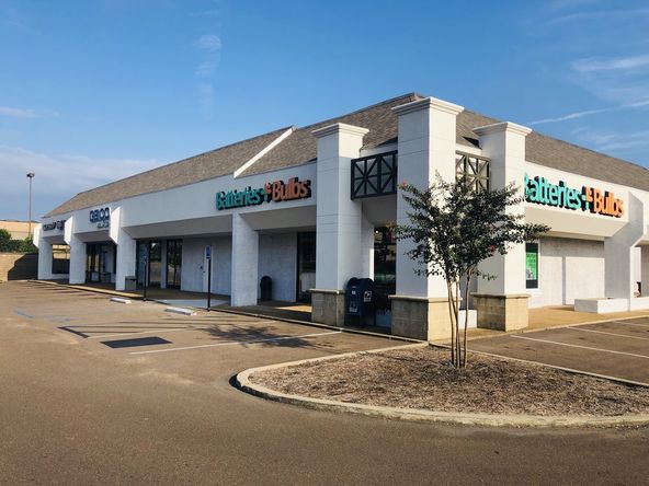 Centre Park: 1060 E County Line Rd, Ridgeland, MS 39157